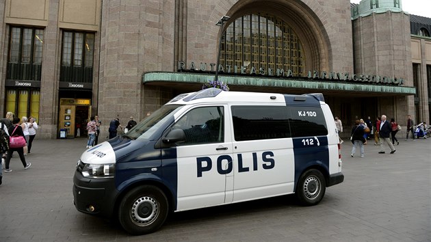 Fint policist hldkuj ped hlavnm ndram v Helsinkch pot, co ve mst Turku pobodal tonk nkolik lid (18. srpna 2017)