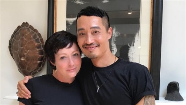 Shannen Doherty se svm kadenkem, kter j upravil es pot, co j po chemoterapii opt narostly vlasy.