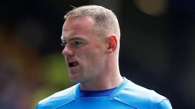 Wayne Rooney z Evertonu ped zpasem se Stoke City.