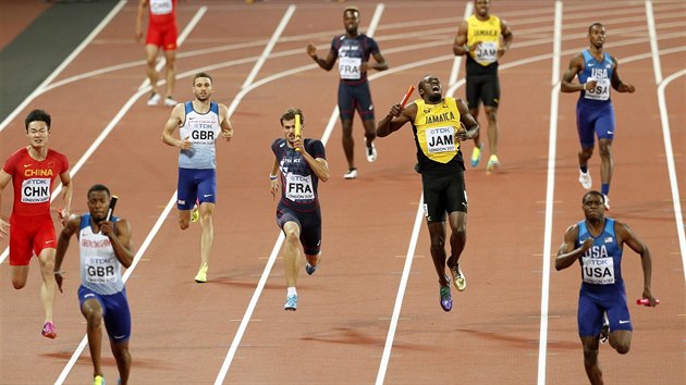 Zrann jamajsk bec Usain Bolt v zvod musk tafety.