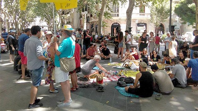 lenov iniciativy Ciutat per qui l'habita (Msto pat tm, kte v nm ij) protestuj proti masovmu cestovnmu ruchu v Palma de Mallorca. (29. ervence 2017)