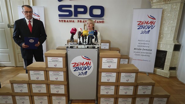 Ivana Zemanov oznmila na tiskov konferenci strany SPO, e m jej manel potebn poet podpis oban, aby mohl svj post obhajovat. (16. srpna 2017)