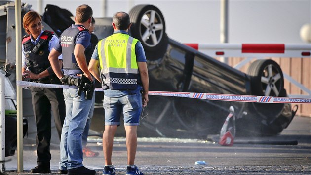 panlt policist zastelili ve mst Cambrils ptici terorist, kte najdli automobilem do chodc. (18. srpna 2017)