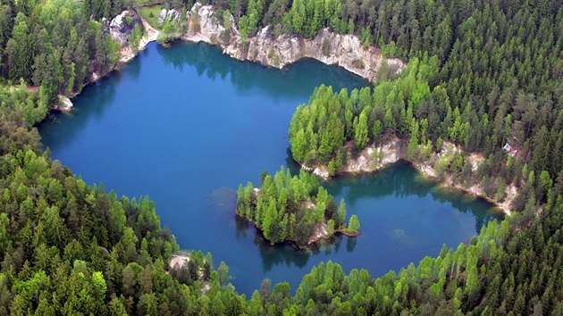 Zatopen pskovna v Adrpachu je povaovna za jedno z nejkrsnjch skalnch jezer v republice.
