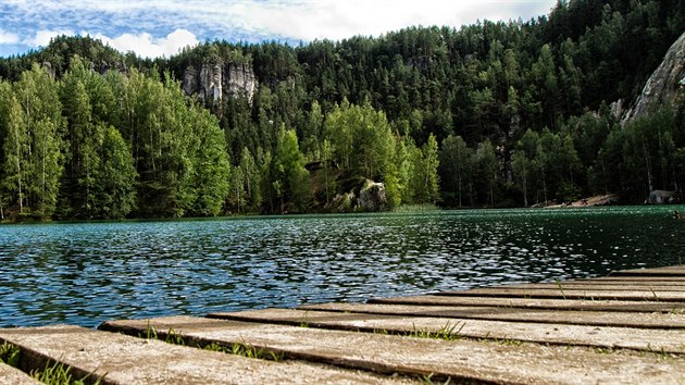 Zatopen pskovna v Adrpachu je povaovna za jedno z nejkrsnjch skalnch jezer v republice.
