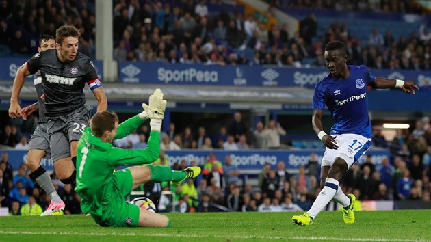 Fotbalista Evertonu Idrissa Gueye stl gl v zpase play-off Evropsk ligy do st Hajduku Split.