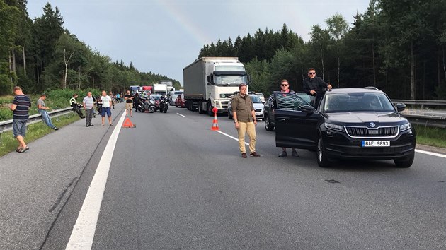 Kolona ze nehodou dodvky, kter narazila do nvsu kamionu na 93,5. kilometru ve smru na Prahu (16. srpna 2017)