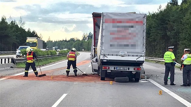 Nehoda dodvky, kter narazila do nvsu kamionu na 93,5. kilometru ve smru na Prahu. idi na mst zemel. (16. srpna 2017)
