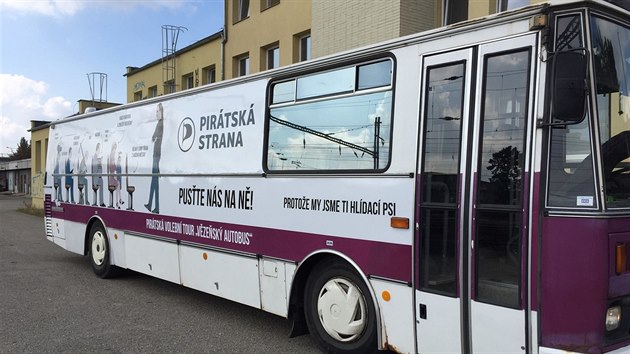 Volebn vzesk autobus, se kterm vyjedou Pirti