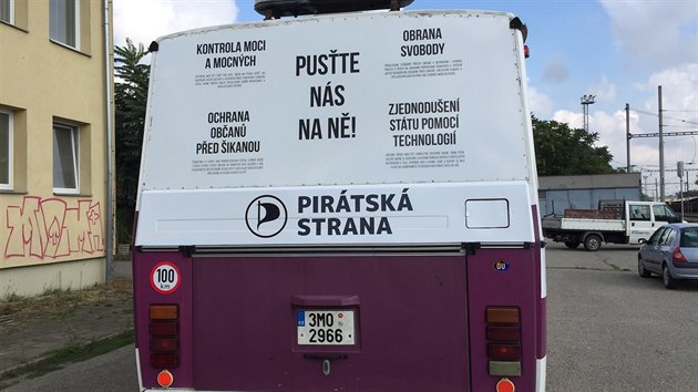 Volebn vzesk autobus, se kterm vyjedou Pirti