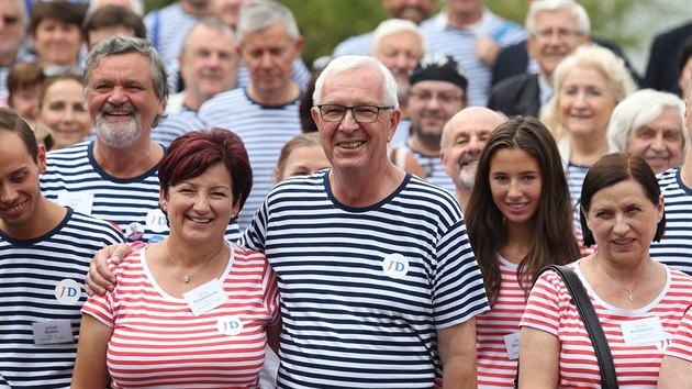 Ji Draho s manelkou a dobrovolnky, kte ho poslali do boje o Hrad tm, e mu nasbrali vce ne 78 tisc podpis