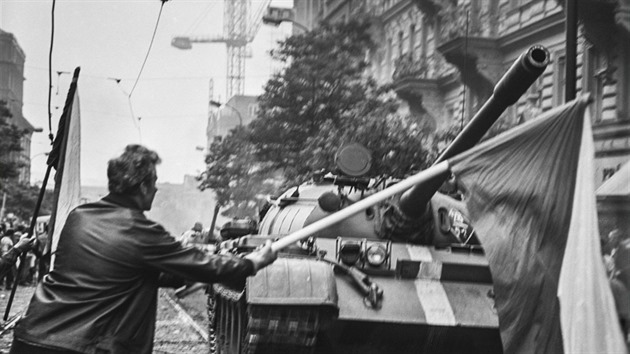 Tank typov ady T-54/55 invaznch vojsk  stoj naproti eskoslovenskmu rozhlasu. V pozad je vidt jeb nad prv probhajc stavbou budovy Federlnho shromdn, kter probhala v letech 19661973 podle projektu architekt Karla Pragera, Jiho Kadebka a Jiho Albrechta. (Srpen 1968, Praha)