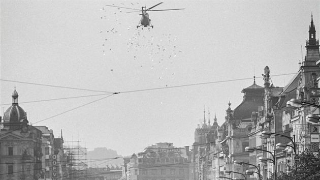 Sovtsk vrtulnk Mil Mi-4 rozhazuje v srpnu 1968 propagandistick letky nad Vclavskm nmstm. (Srpen 1968, Praha)
