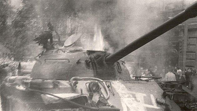 Na jednom z tank se objevil symbol pedchozch okupant eskoslovenska.