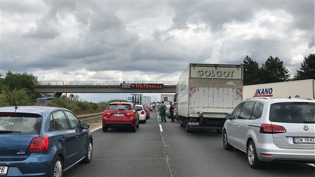 Provoz na D11 u Prahy zablokoval pevrcen nklak (12. srpna 2017).