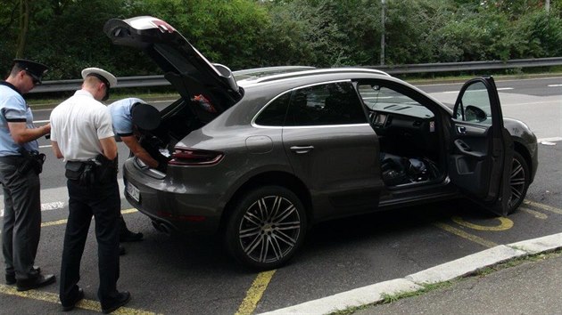 Prat policist honili v Nmecku ukraden porsche. idi nakonec musel zastavit kvli proraen pneumatice (12. srpna 2017).