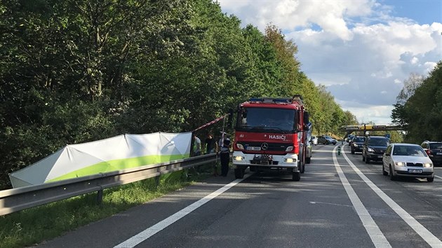 Tragick nehoda na silnici I/3 na Beneovsku, pi n zemel nepipoutan spolujezdec (13. srpna 2017).