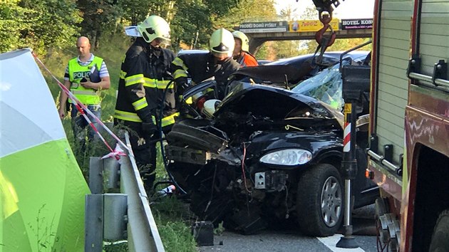 Tragick nehoda na silnici I/3 na Beneovsku, pi n zemel nepipoutan spolujezdec (13. srpna 2017).