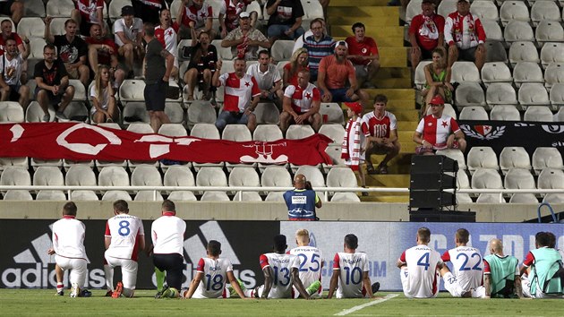 Slvistit fotbalist pi dkovace fanoukm na stadionu APOEL Niksie po vodnm duelu play-off Ligy mistr.