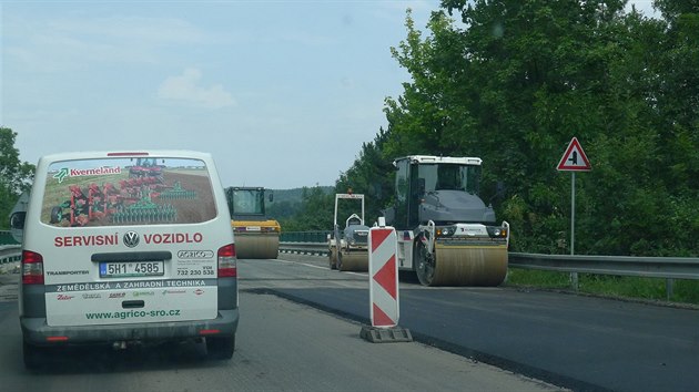 Na objzdn trase za stm nad Orlic mus idii potat s omezenmi kvli oprav vozovky.