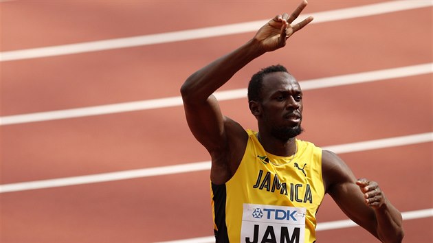 PEDPOSLEDN START. Usain Bolt slav postup z rozbhu tafety na 4x100 metr.