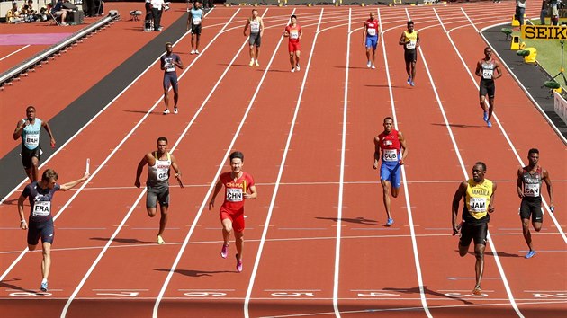 PEDPOSLEDN START. Usain Bolt slav postup z rozbhu tafety na 4x100 metr.