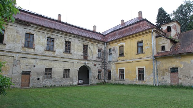 Na koetick zmek je hodn smutn pohled. Propadl nebo pokozen stechy, zchtral fasdy, opadvajc tuky na stropech i pokozen sochy, to je nsledek patn pe v poslednch sedmi dekdch.