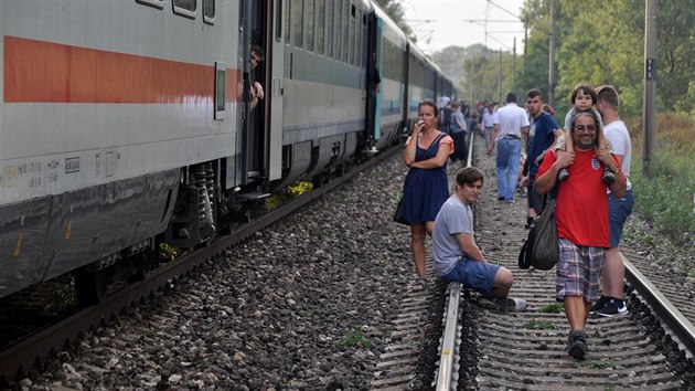 Vlak EC 173 najel u slovensk obce Brodsk do spadlho stromu (10. srpna 2017).