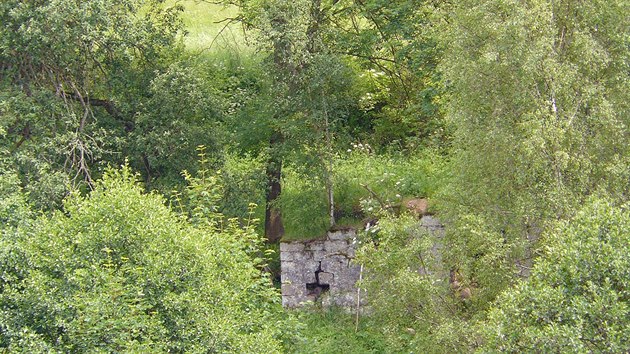 Ruiny, kter zbyly po zanikl vesnici Debrn.