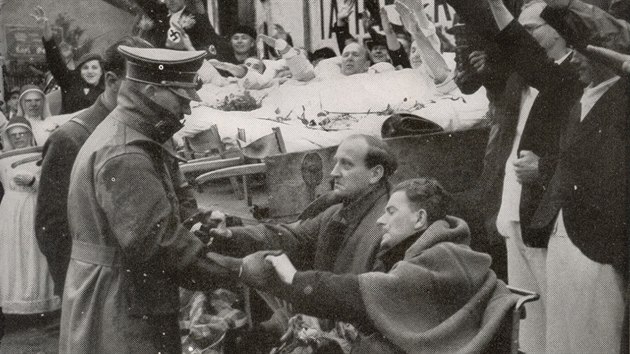 Adolf Hitler si v Sokolov tese rukou s henleinovci zrannmi v boji s etnky.