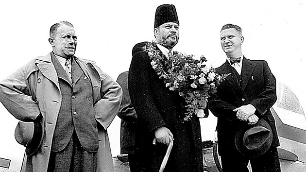 Hugo Vavreka a J. A. Baa vtaj na snmku z roku 1937 na letiti v Otrokovicch indickho ministra obchodu.