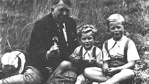 Hugo Vavreka na snmku z roku 1943 s vnuky Vclavem (vpravo) a Ivanem Havlovmi v Havlov, samot u obce rec v okrese Brno-venkov pojmenovan po rodin Havlovch, kter si zde vybudovala letn sdlo.