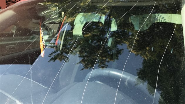 Na nehldanm parkoviti na Smchov vandal pokrbal pes tyicet aut.(10.8.2017)