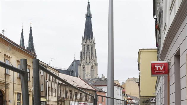 Nevoli pamtk i radnin opozice vzbudila instalace sloup trolejovho veden podl sti rekonstruovan tramvajov trati v historickm centru Olomouce. Podle radnice ale jin een nen.