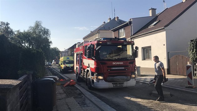 ena zstala zaklnn v acht vedouc k uzvru vody vce ne dv hodiny, vysvobodili ji a hasii.