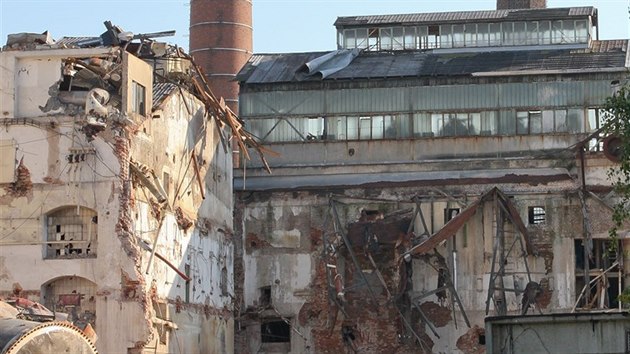Pohled na arel cukrovaru v Brodku u Perova po zahjen demolice. K zemi pjde vtina budov.