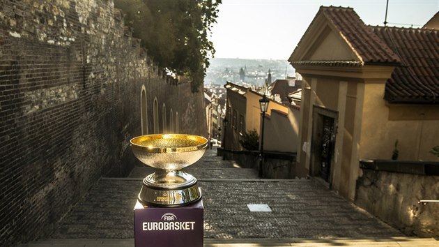 Trofej Nikolaje Semaka uren pro vtze EuroBasketu m fotku na Starch zmeckch schodech