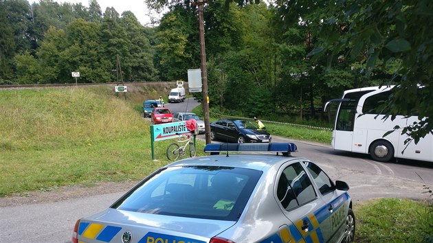 Automobily stoj v kolon v Teplicch nad Metuj (14.8.2017).