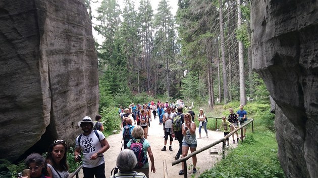 Turisté zaplnili okruh v Adršpachu (14.8.2017).