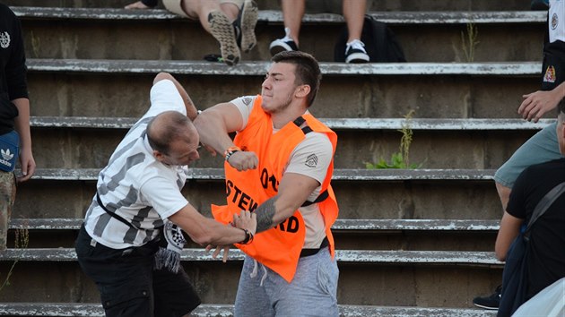 Sedmatyicetilet fanda Petr Janoi skonil po potyce s ochrankou na derby v Hradci Krlov v bezvdom a se zapadlm jazykem (14. 8. 2017).