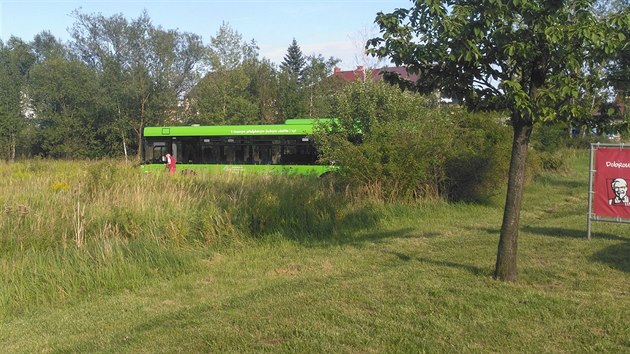 Linkov autobus, kter skonil u Teplic v poli.