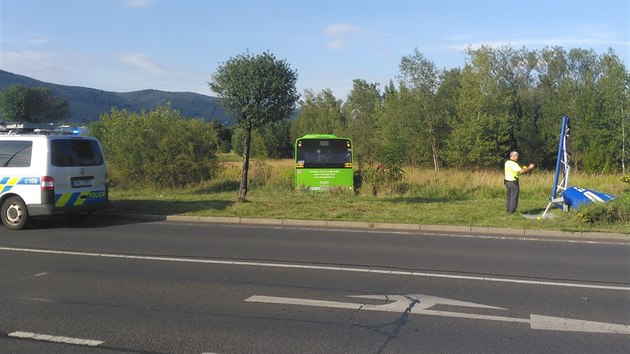 Linkov autobus, kter skonil u Teplic v poli. Vpravo ponien dopravn znaen.