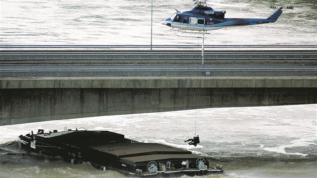 15. srpna 2002. Do trupu plavidla je poteba udlat dru, aby se potopilo. K tto lodi pyrotechnici slanili z mostu, na dal je musel vysadit vrtulnk.
