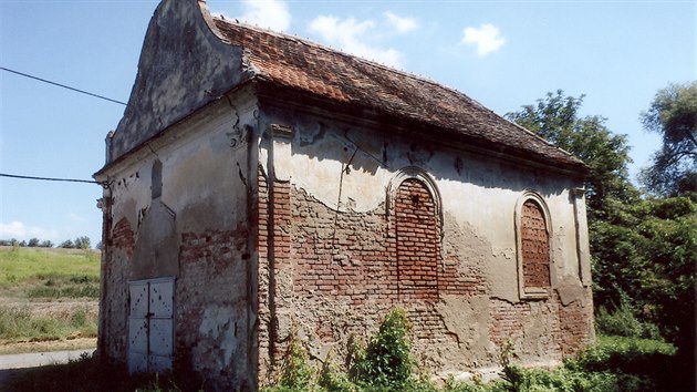 Kaple sice peila demolici obce, ale promnila se ve sklad. Dnes je zchtral a oputn. Veden pilehlho Vrbovce shn penze na jej opravu