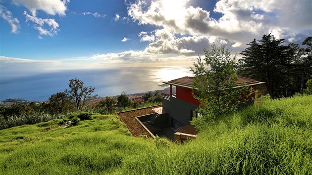 Portugalsko, Madeira, Funchal. Nemovitost stojc ve svahu je soust vznikajcho uzavenho komplexu dvancti vil.