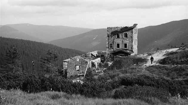 Domovnk se dvma dvaty nemohl zvratnou rychlost se rozrstajc ohe uhasit, a tak zbyly z boudy jen ohoel trosky, popisoval niiv por asopis Krkonoe, kter mapoval historii proslul boudy.