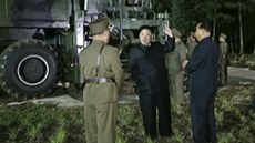 Severokorejský vdce Kim ong-un na míst raketového testu (28. ervence 2017)