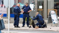 Finští policisté útočníka, který v Turku pobodal deset lidí, postřelili do nohy... Finští policisté útočníka, který v Turku pobodal deset lidí, postřelili do nohy...