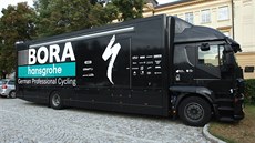Hvězdná německá stáj Bora Hansgrohe parkuje svůj kamion poblíž Terezké brány,... Hvězdná německá stáj Bora Hansgrohe parkuje svůj kamion poblíž Terezké brány,...
