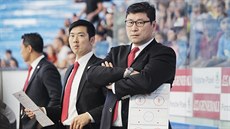 Jim Paek (vpravo) - trenér korejských hokejistů. Jim Paek (vpravo) - trenér korejských hokejistů.